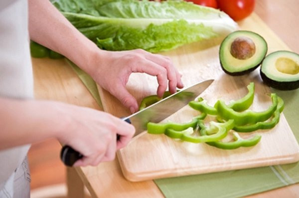 Cắt rau rồi mới rửa. Cắt rau rồi cho vào nước rửa khiến lượng vitamin tồn tại dưới dạng nước nhanh chóng bị hao hụt. Ước tính, sai lầm khi rửa rau này có thể làm thất thoát tới 14-23% giá trị dinh dưỡng của thực phẩm. Đặc biệt, hàm lượng vitamin C hữu ích gần như bị mất đi hoàn toàn.