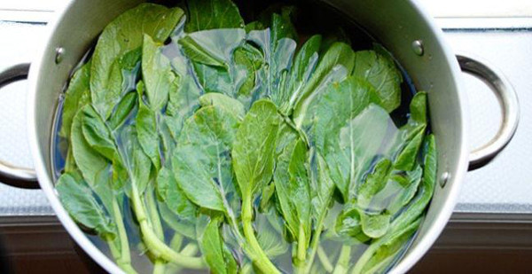 Đặc biệt, vitamin trong rau rất dễ bị hao hụt khi ngâm lâu trong nước. Sai lầm khi rửa này không những khiến rau “ngậm” hóa chất mà còn khiến thực phẩm bị mất dinh dưỡng.