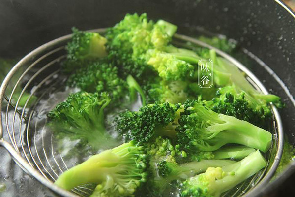 Chần rau qua nước ấm. Tương tự cách ngâm rau, chần rau cũng khiến lượng lớn vitamin thất thoát. Thậm chí, nhiệt độ cao còn khiến các chất có lợi bị hao hụt nhiều hơn. Để loại bỏ hơn 90% các loại chất có hại cho sức khỏe, bạn cần áp dụng cách rửa cho từng loại rau.