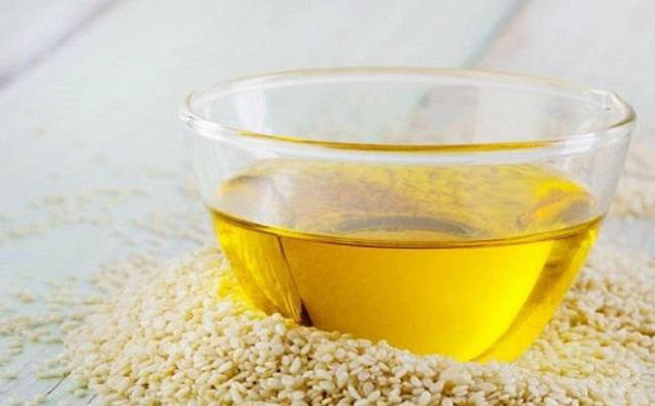 Sự thực là dầu ăn có thời hạn sử dụng tới 18 tháng kể từ ngày sản xuất. Vậy nhưng, một khi mở nắp, phản ứng oxy hóa trong dầu sẽ được đẩy nhanh. Việc để dầu ăn cạnh nguồn nhiệt càng khiến tốc độ oxy hóa diễn ra mạnh hơn nhiều.