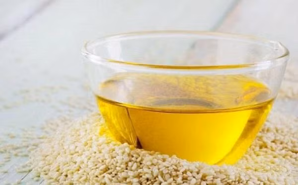 Sự thực là dầu ăn có thời hạn sử dụng tới 18 tháng kể từ ngày sản xuất. Vậy nhưng, một khi mở nắp, phản ứng oxy hóa trong dầu sẽ được đẩy nhanh. Việc để dầu ăn cạnh nguồn nhiệt càng khiến tốc độ oxy hóa diễn ra mạnh hơn nhiều.