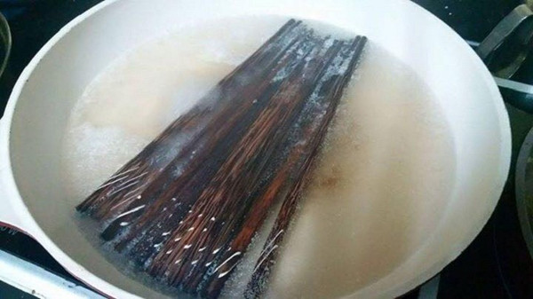 Để hạn chế nguy cơ ung thư gan từ đũa, bạn nên luộc đũa khoảng 10 phút khi mới mua về. Đũa nên được làm khô trước rồi mới cho vào tủ bát. Khi rửa chúng cần dùng khăn lau nhẹ nhàng, tránh chà xát mạnh làm mất đi lớp sơn phủ bảo vệ, thay đũa mới định kỳ khoảng 6 tháng/lần.