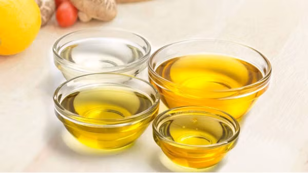 Dầu ăn có mùi lạ. Nhiều người có thói quen mua những can dầu lớn vì nghĩ rằng dầu có thể để lâu, giá cả cũng phải chăng hơn. Tuy có lợi về kinh tế song cách làm này lại bất lợi cho sức khỏe.