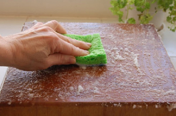 Hơn nữa, thớt gỗ rất dễ ngấm nước và ẩm mốc làm xuất hiện độc tố nấm aflatoxin rất nguy hiểm. Việc chùi rửa thông thường hay dùng nước nóng không thể làm sạch được loại nấm độc này. Để an toàn nhất, bạn nên hạn chế tác động mạnh vào bề mặt thớt và phơi chúng dưới nắng sau mỗi lần làm sạch.