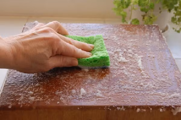 Hơn nữa, thớt gỗ rất dễ ngấm nước và ẩm mốc làm xuất hiện độc tố nấm aflatoxin rất nguy hiểm. Việc chùi rửa thông thường hay dùng nước nóng không thể làm sạch được loại nấm độc này. Để an toàn nhất, bạn nên hạn chế tác động mạnh vào bề mặt thớt và phơi chúng dưới nắng sau mỗi lần làm sạch.