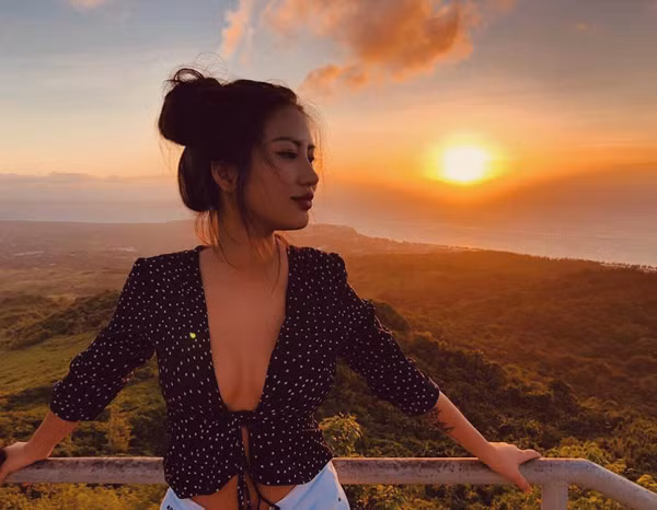 Đôi khi, “nữ y tá nóng bỏng nhất hành tinh” tự làm mới vẻ bề ngoài với những mẫu váy vintage. Không cần hở bạo, Carina vẫn vô cùng hấp dẫn người nhìn.