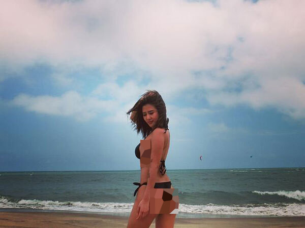 Dạo quanh trang cá nhân của Carina, không khó bắt gặp cô nàng trong những bộ đồ bikini phô diễn tối đa cơ thể nuột nà.