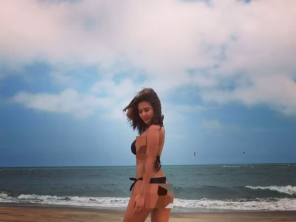 Dạo quanh trang cá nhân của Carina, không khó bắt gặp cô nàng trong những bộ đồ bikini phô diễn tối đa cơ thể nuột nà.