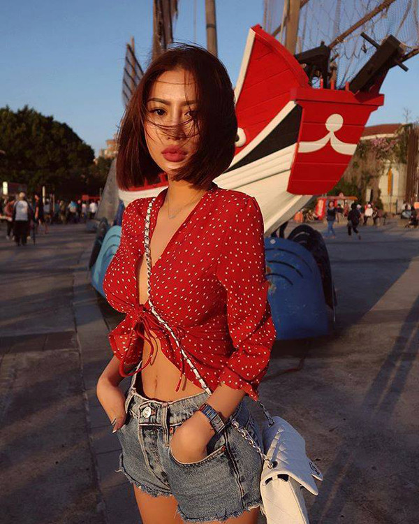 Kiểu trang phục thường thấy nhất của Carina là những bộ đồ khoét cổ sâu, rộng để lộ vòng 1 căng tròn như bóng.