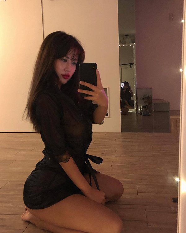 Theo đuổi phong cách đa dạng, có phần nóng bỏng, Carina cũng gặp không ít rắc rối. Nhiều người cho rằng cô cố tình phô phang để được nổi tiếng, làm y tá thì không nên “khoe thân” như vậy.