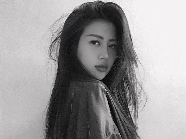 Đáp trả những ý kiến gay gắt, Carina cho biết không có quy tắc nào cấm y tá không được làm người mẫu sau khi hoàn thành công việc ở bệnh viện. Cô chỉ làm những gì khiến mình cảm thấy hạnh phúc. Không có hành động gì bất thường hay quá trớn cả. Ảnh: FBNV.