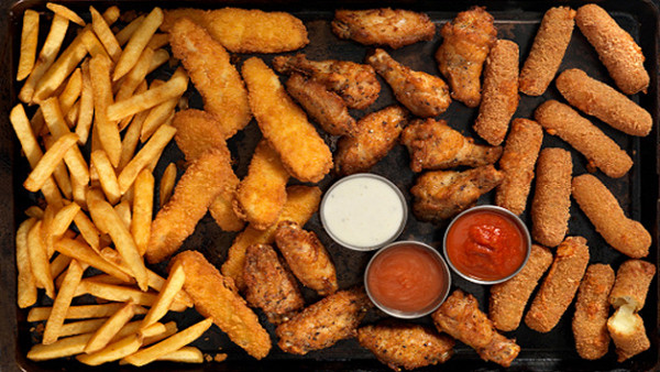 Đồ chiên rán. Các món như khoai tây chiên, bánh mì kẹp thịt, gà rán... được nhiều trẻ ưa thích song không nên ăn nhiều. Nguyên nhân bởi loại thực phẩm này chứa nhiều chất béo, calo. Ăn lượng lớn khiến trẻ dễ bị khó tiêu, tỳ vị hư nhược, khó kiểm soát cảm xúc, dễ cáu giận.