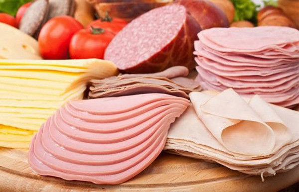 Bên cạnh đó, các nhà khoa học còn chỉ ra ăn thịt hun khói thường xuyên dễ gây tổn thương niêm mạc dạ dày, tăng gánh nặng cho lá lách và dạ dày của trẻ. Theo thời gian, chức năng hoạt động của lá lách, dạ dày sẽ suy yếu, không thể hấp thụ tối đa dưỡng chất từ thực phẩm.