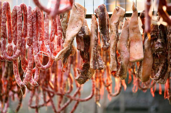 Cuối tuần trước, DuDu sốt, nôn nhiều nên được đưa vào viện. Kết quả khám cho thấy, DuDu có vấn đề về dạ dày. Khi hỏi về thói quen sinh hoạt, ăn uống hàng ngày, bác sĩ phát hiện DuDu thường ăn thực phẩm có hại cho hệ tiêu hóa. Lâu dần, tỳ vị và dạ dày cậu bé suy yếu, thức ăn đi vào cơ thể không được hấp thụ tối đa dẫn đến tình trạng suy dinh dưỡng.