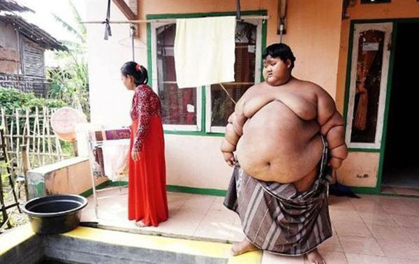 Không những vậy, Arya còn lười vận động. Cậu thường chỉ nằm trên ghế sofa hoặc trên giường để thưởng thức đồ ăn và xem điện thoại.