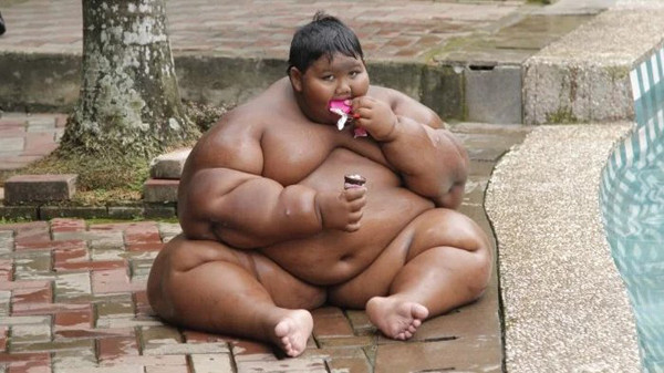 Cậu bé Arya Permana mắc chứng thèm ăn từ lúc nhỏ. Không chỉ ăn nhiều, cậu còn thường xuyên tiêu thụ các loại nước ngọt và đồ ăn nhanh. Món yêu thích nhất của Arya chính là mì gói.