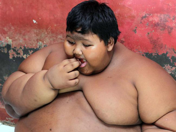  Cậu bé nặng nhất thế giới Arya Permana sống tại ngôi làng Cipurwasari (tỉnh Tây Java, Indonesia). Cách đây 4 năm, Arya được ghi nhận là đứa trẻ béo nhất thế giới với trọng lượng 192kg khi mới 10 tuổi.