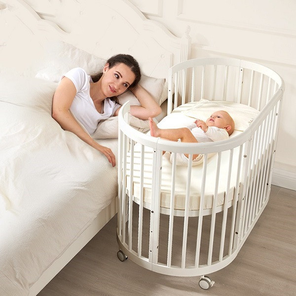 Cho trẻ ngủ nôi an toàn hơn. Nhiều bậc phụ huynh cho rằng tai nạn ngạt thở chỉ là hi hữu. Thực tế, ngoài nguy cơ ngạt thở ở trẻ do các vật dụng xung quanh, nhiều trường hợp trẻ đối diện nguy hiểm do người lớn vô tình đè lên, dùng chăn trùm đầu khiến trẻ ngạt thở.