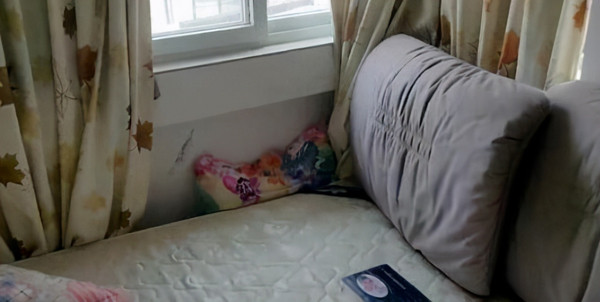 Sự việc xảy ra từ tháng 12/2020 tại Thâm Quyến (Trung Quốc). Theo lời kể của ông Nguyên (bố nạn nhân), đứa trẻ ngủ giường người lớn ngã xuống khe hở giữa tường và giường rồi ngạt thở, ra đi trong đau đớn. Bi kịch xảy ra vào khoảng 16 giờ 30 phút. Lúc đó người giúp việc tranh thủ đi mua đồ ăn, để đứa trẻ ngủ một mình trong phòng.