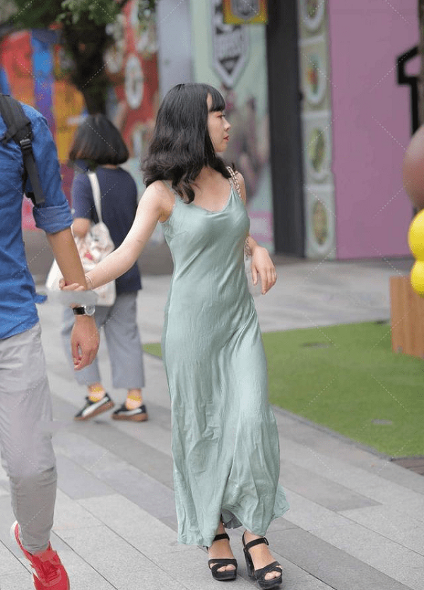 Lựa chọn phong cách tối giản, cô gái trong hình chọn cho mình bộ đầm màu xanh nhạt, không có bất kỳ họa tiết trang trí nào song vẫn thu hút sự chú ý của mọi người khi xuống phố.