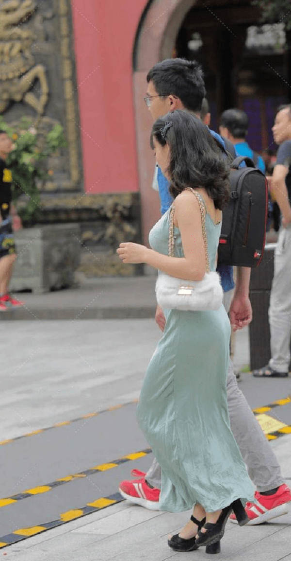 Ngoài việc chọn mẫu váy ấn tượng, cô gái còn được đánh giá cao khi chọn phụ kiện đi kèm. Chiếc túi lông thú nhỏ màu trắng cùng giày cao gót đơn sắc giúp tổng thể của người mặc vô cùng hài hòa.