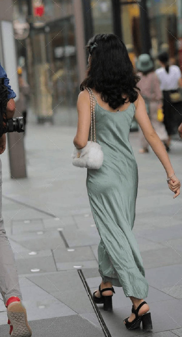 Nhìn phía trước, cô gái trông rất thuận mắt. Tuy nhiên, quan sát từ phía sau cô gái có màn “lộ hàng” kém duyên. Cụ thể, chiếc quần nội y với phần gờ nổi rõ, chỉ cần nhìn lướt là có thể nhận thấy.