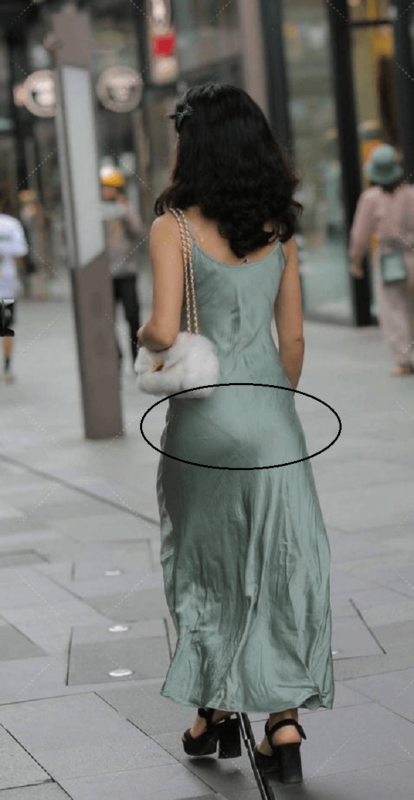 Đây cũng là lỗi trang phục của nhiều cô gái. Dù không hở bạo song việc để lộ viền nội y khiến tổng thể trở nên thiếu tinh tế, kém sang hẳn.