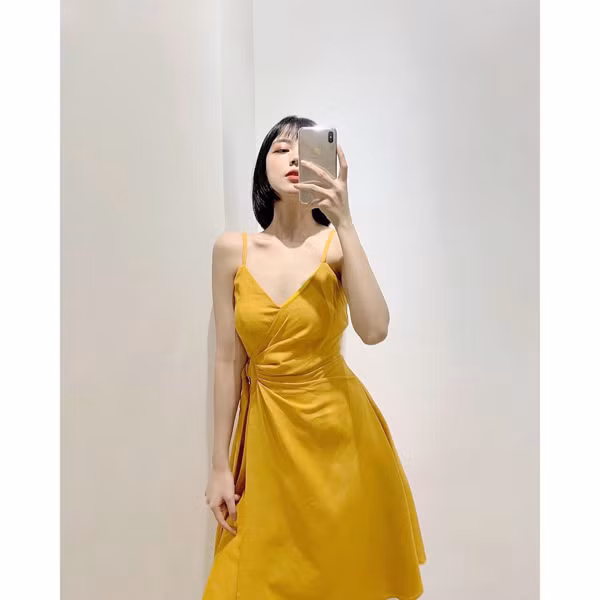 Trang phục tối giản thường không lòe loẹt về màu sắc, thiên về hướng sử dụng ít màu. Nó cho phép xóa bỏ sự rườm rà để hướng đến vẻ đẹp thanh lịch, thuần khiết, tinh tế, hiện đại và sang trọng.