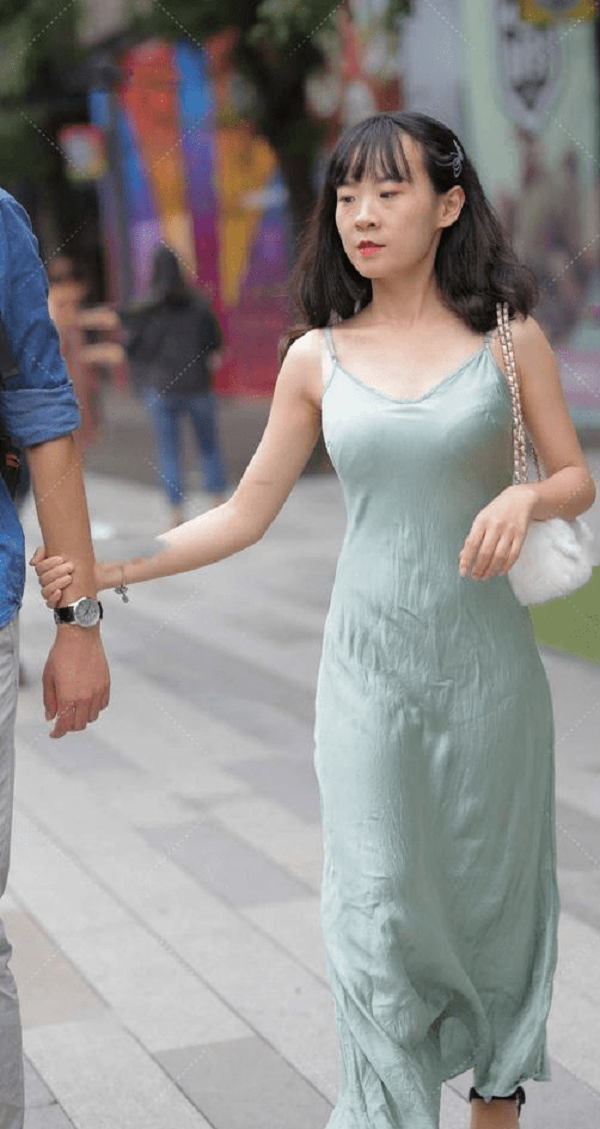 Nhiều người dành lời khen cho trang phục của cô gái. Dù không quá nổi trội về chiều cao song bộ đầm giúp cô gái thể hiện nét đẹp đường cong trên cơ thể.