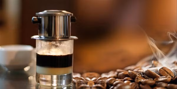 Trung bình, một tách cà phê chứa vitamin B2 (11% lượng nhu cầu hàng ngày của cơ thể được khuyến nghị), vitamin B5 (6% lượng nhu cầu hàng ngày), mangan và kali (3% lượng nhu cầu hàng ngày), magie và vitamin B3 (2% lượng nhu cầu hàng ngày).