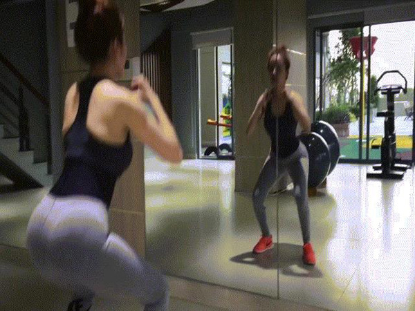 Để tự tập tại nhà hiệu quả, Huyền Anh chia sẻ: “Mỗi ngày mình đều đi bộ 1-2 tiếng. Sau đó nếu không mệt thì mình sẽ tập luyện thêm với giây thun, squat. Mình thường lên YouTube học theo các huấn luyện viên."