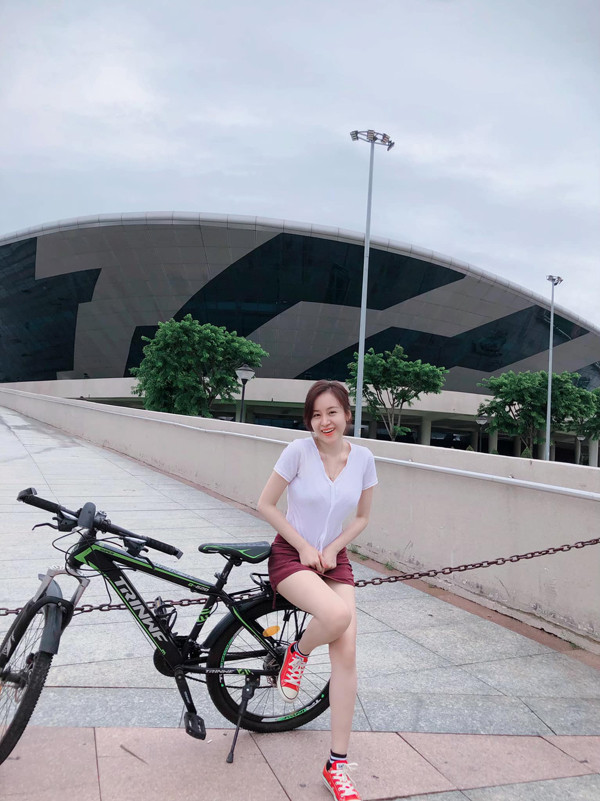 Trong các môn thể thao, hotgirl ưu tiên lựa chọn môn chạy bộ, tập theo các bài tập trên mạng hướng dẫn, ngay tại phòng. Ảnh: FBNV.