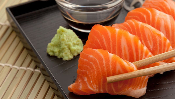 Người Nhật thường ăn sashimi trước bữa ăn để tránh các món nặng mùi làm ảnh hưởng đến hương vị tự nhiên, nguyên bản của sashimi.