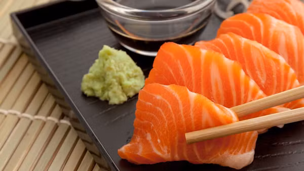 Người Nhật thường ăn sashimi trước bữa ăn để tránh các món nặng mùi làm ảnh hưởng đến hương vị tự nhiên, nguyên bản của sashimi.