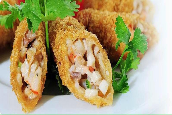 Thay vì lựa chọn món này, đầu bếp lâu năm khuyên nên chọn hải sản cùng loại hấp hoặc luộc. Phương pháp chế biến trên vừa không mang lại cảm giác béo ngậy vì dầu mỡ, vừa giữ được vị thơm ngọt nguyên bản của hải sản. Ảnh: Internet.