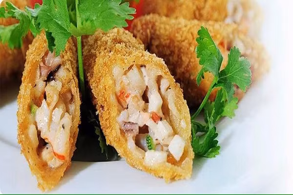 Thay vì lựa chọn món này, đầu bếp lâu năm khuyên nên chọn hải sản cùng loại hấp hoặc luộc. Phương pháp chế biến trên vừa không mang lại cảm giác béo ngậy vì dầu mỡ, vừa giữ được vị thơm ngọt nguyên bản của hải sản. Ảnh: Internet.