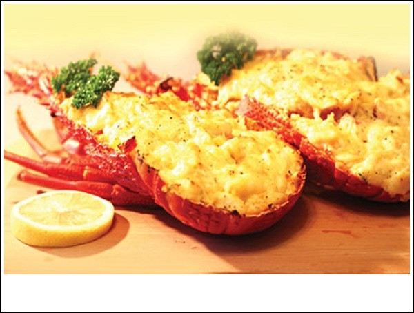 Nắm bắt được điều này, những nhà hàng buffet thường bày trí hải sản nướng phô mai vô cùng bắt mắt, sắp đặt vị trí hải sản dễ thấy để kích thích khách hàng.