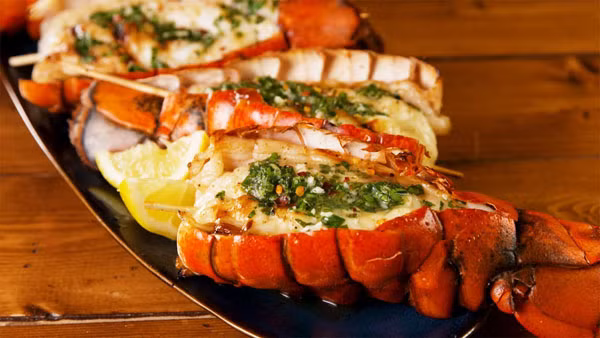 Hải sản nướng phô mai. Hải sản nướng phô mai mang tới hương vị thanh mát lẫn béo ngậy. Món ăn rất ngon song điểm trừ là phần phô mai chứa lượng lớn calo, ăn nhiều gây khó tiêu, nhanh có cảm giác no bụng.