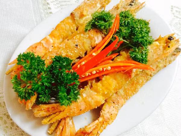 Hải sản chiên xù. Tương tự như hải sản nướng phô mai, hải sản chiên xù khiến bạn rất dễ có cảm giác no. Từ đó, không có hứng thưởng thức những món ngon khác trong nhà hàng.