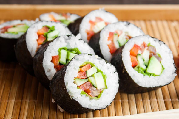 Sushi. Sushi là món ăn truyền thống của người Nhật, được làm từ cơm trộn giấm kết hợp với các loại thịt, cá, hải sản và rau củ quả tươi. Sushi rất đa dạng, có nhiều loại khác nhau, tiêu biểu nhất là các loại: Nigirizushi, Chirashizushi, Makimono, Gunkan, Oshizushi, Temaki.