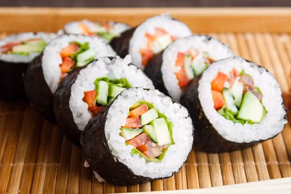 Sushi. Sushi là món ăn truyền thống của người Nhật, được làm từ cơm trộn giấm kết hợp với các loại thịt, cá, hải sản và rau củ quả tươi. Sushi rất đa dạng, có nhiều loại khác nhau, tiêu biểu nhất là các loại: Nigirizushi, Chirashizushi, Makimono, Gunkan, Oshizushi, Temaki.