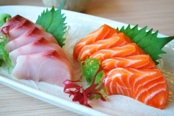 Nếu ưa thích vị tươi ngon từ hải sản sống, bạn có thể chọn sashimi làm món khai vị. Sashimia là những miếng hải sản tươi sống được cắt thành lát mỏng có chiều rộng khoảng 2,5cm, chiều dài 4cm và dày khoảng 1/2cm.