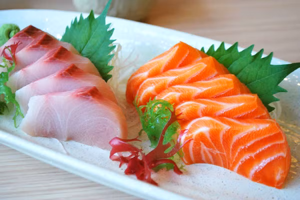 Nếu ưa thích vị tươi ngon từ hải sản sống, bạn có thể chọn sashimi làm món khai vị. Sashimia là những miếng hải sản tươi sống được cắt thành lát mỏng có chiều rộng khoảng 2,5cm, chiều dài 4cm và dày khoảng 1/2cm.