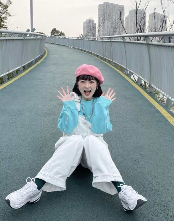 Khi áp dụng cách lên đồ thời thượng này, bạn gái có thể chọn phụ kiện mũ nồi, kính đeo mắt hay đơn giản nhấn nhá với chất liệu quần rách để thể hiện cá tính.