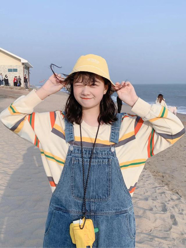 Bên cạnh đó, quần yếm vòng bụng freesize còn rất thích hợp với những cô nàng ngực khủng. Nó mang lại hiệu ứng thị giác rất tốt, không còn cảm giác ngồn ngộn phơi da thịt như kiểu áo bó sát thường gặp.