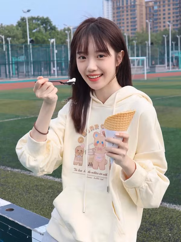 Phong cách thể thao lười biếng. Giống như quần yếm, phong cách thể thao không mới. Bằng sự sáng tạo của mình, các bạn trẻ ngày càng thổi hồn cho những chiếc quần nhàm chán.