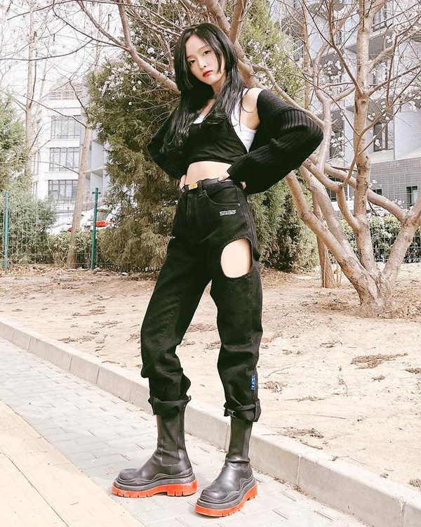 Hình dạng phần rách cũng được nhiều người quan tâm. Thay vì cách tạo phần rách vuông thường gặp, nhiều thiết kế tạo phần rách theo hình trái tim hoặc hình khối theo sở thích.