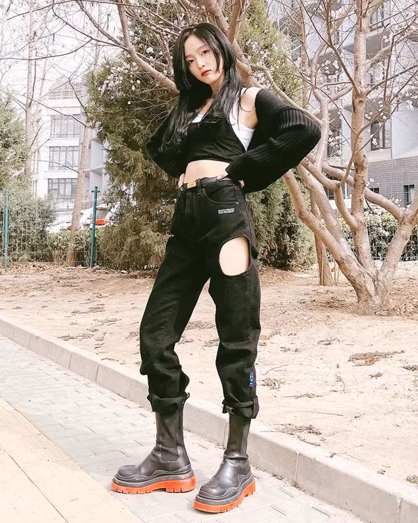 Hình dạng phần rách cũng được nhiều người quan tâm. Thay vì cách tạo phần rách vuông thường gặp, nhiều thiết kế tạo phần rách theo hình trái tim hoặc hình khối theo sở thích.