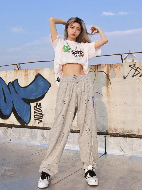 Để trở nên đặc biệt, bạn có thể lựa chọn những chiếc quần thể thao ống đứng in họa tiết dọc 2 bên ống. Hoặc chi tiết xẻ tà mang lại hiệu ứng thị giác giúp người mặc trông cao hơn.