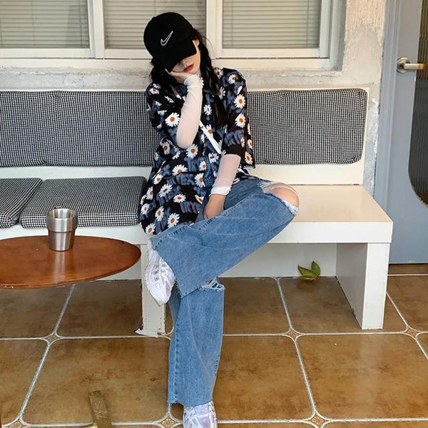 Quần jean rách gối. Từng có thời gian, những chiếc quần jean không được lựa chọn nhiều bởi trông chúng quá nhàm chán. Vậy nhưng, các stylist lại dự đoán quần jean ống đứng rách gối có thể tạo trend thời trang hè 2021. 